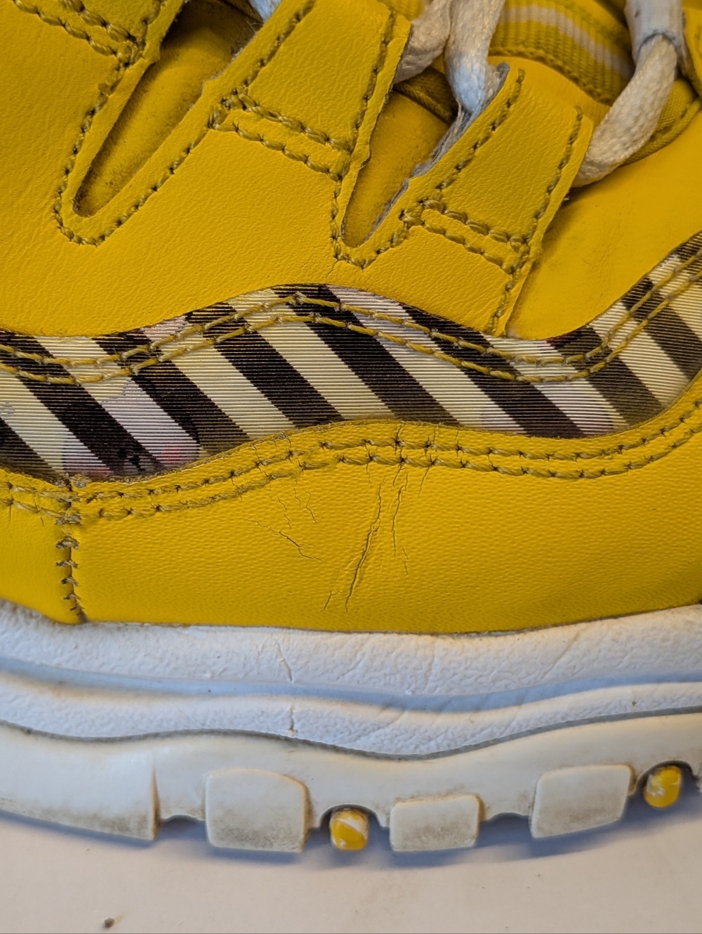 Skechers x LINE FRIENDS Energy Yellow Sneakers Women’s Size 9 Chunky Retro Shoes - Picture 7 of 7
